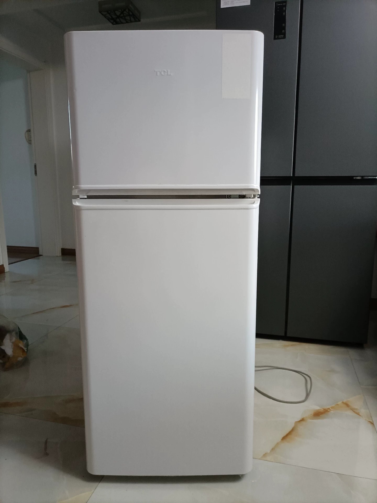 闲置纯一手个人自用TCL小双门冰箱，118L奶白色，买的时候600多，现在京东有在售。9成以上新，各项功能使用正常，完好无维修，制冷杠杠好，在外地工作在家放着几